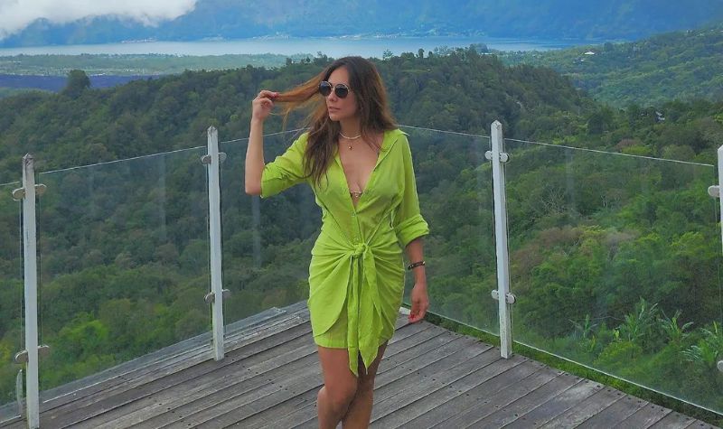 Intip Gaya Wulan Guritno Makin Seksi Saat Jalan-jalan, Uangnya Gak Habis-habis