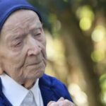Suster Andre, yang diakui sebagai orang tertua di dunia oleh Guinness World Record, meninggal pada usia 118 tahun. Ia hidup melalui dua perang dunia serta mengabdikan sebagian besar hidupnya untuk agama Katolik. Meski buta dan bergantung pada kursi roda, dia tetap merawat orang tua yang lain sampai usia 108 tahun. Ia diingat sebagai sosok yang mengingatkan orang untuk saling membantu dan mencintai satu sama lain.