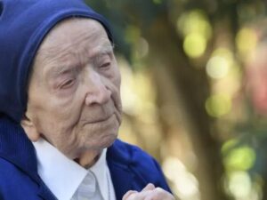 Suster Andre, yang diakui sebagai orang tertua di dunia oleh Guinness World Record, meninggal pada usia 118 tahun. Ia hidup melalui dua perang dunia serta mengabdikan sebagian besar hidupnya untuk agama Katolik. Meski buta dan bergantung pada kursi roda, dia tetap merawat orang tua yang lain sampai usia 108 tahun. Ia diingat sebagai sosok yang mengingatkan orang untuk saling membantu dan mencintai satu sama lain.