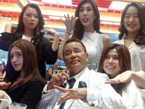 Hotman Paris pamer video mesranya bersama dengan sejumlah wanita cantik yang tengah melakukan party di Atlas kota Bali miliknya.