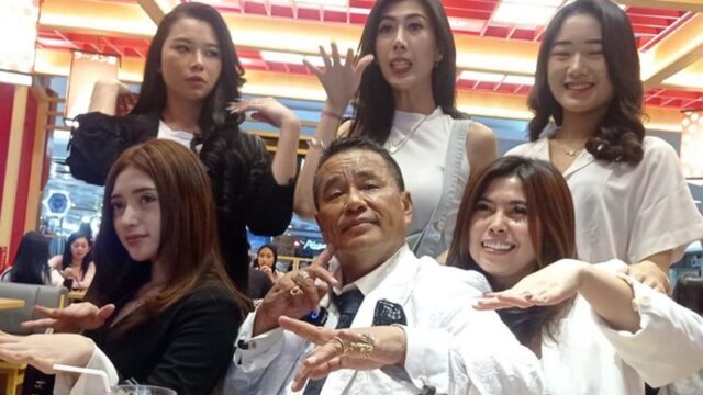 Hotman Paris pamer video mesranya bersama dengan sejumlah wanita cantik yang tengah melakukan party di Atlas kota Bali miliknya.