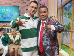 Hotman Paris mengunggah potret kebersamaannya dengan Raffi Ahmad, ia pun tidak lupa meninggalkan caption menohok dalam unggahannya.