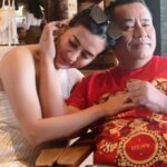 Hotman Paris mengunggah potret dengan seorang cewek seksi sembaari membubuhkan caption menohok yang langsung hebohkan jagat maya.