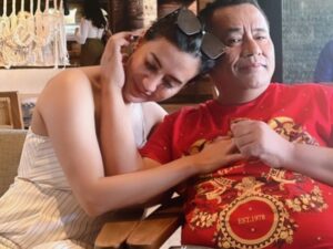 Hotman Paris mengunggah potret dengan seorang cewek seksi sembaari membubuhkan caption menohok yang langsung hebohkan jagat maya.
