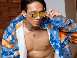 Aktor tampan Jefri Nichol i hebohkan jagat maya dengan unggahan potret seksinya yang memperlihatkan perut sixpacknya pada followers.