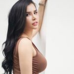 Maria Vania mencuri perhatian publik unggahan seksinya mengenakan dress ketat berwarna coklat membentuk lekuk tubuh Maria yang aduhai.