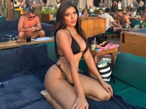 Artis transgender Millen Cyrus hebohkan jagat maya dengan unggahan seksinya yang hanyaa memakai bikini seksi yang memperlihatkan auratnya.
