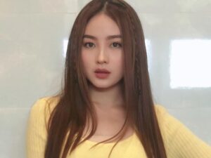 Artis cantik Natasha Wilona mencuri perhatian wargnet dengan unggahan foto seksinya yang memperlihatkan perut mulus dan pusarnya.