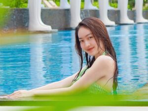 Natasha Wilona tuai pujian warganet potret seksinya mandi di sebuah kolam renang mewah mencuri perhatian publik dan menuai komentar.