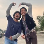 Aksi Jefri Nichol yang membuat gambar hati dengan cowok berkharisma langsung hebohkan jagat maya dan menuai berbagai komentar netizen.