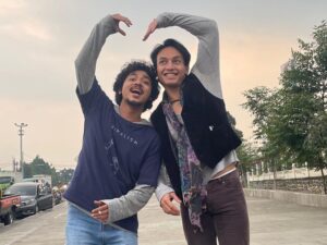 Aksi Jefri Nichol yang membuat gambar hati dengan cowok berkharisma langsung hebohkan jagat maya dan menuai berbagai komentar netizen.