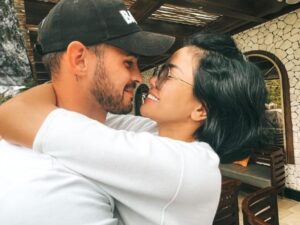 Nikit Mirzani hebohkan jagat maya dengan unggahan videonya bersama dengan seorang pria di dalam kamar yang diduga sudah menikah lagi?