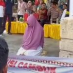 Seorang wanita kena hukuman cambuk akibat perbuatannya yang melakukan perbuatan zina dengan suami orang yang sekaligus menjadi pelakor.