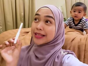 Ria Ricis membagikan videonya yang sedang memperlihatkan sebuah testpack, lantas apakah Ria Ricis tengah mengandung anak kedua?