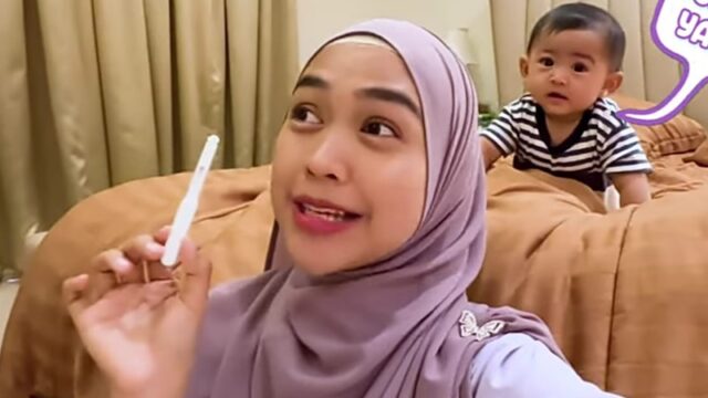 Ria Ricis membagikan videonya yang sedang memperlihatkan sebuah testpack, lantas apakah Ria Ricis tengah mengandung anak kedua?