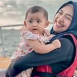 Youtuber Ria Ricis hebohkan jagat maya karna membawa sang buah hati yang usianya belum setahun naik jetski beritanya hingga go internasional.