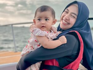 Youtuber Ria Ricis hebohkan jagat maya karna membawa sang buah hati yang usianya belum setahun naik jetski beritanya hingga go internasional.