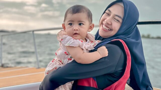 Youtuber Ria Ricis hebohkan jagat maya karna membawa sang buah hati yang usianya belum setahun naik jetski beritanya hingga go internasional.