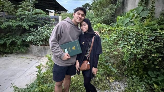 Cekricek.id - Rizky Billar memamerkan bahwa dirinya berhasil membeli tanah seluas 1300 m secara tunai, karena sadar diri menumpang hidup