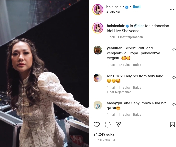 Bunga Citra Lestari atau BCL memamerkan penampilannya saat menjadi juri di Indonesian Idol. Ia tampil anggun dan sopan dengan mengenakan setelan baju tertutup yang dipenuhi motif bunga dan bolongan kecil. Penampilannya dibandingkan seperti seorang putri kerajaan oleh netizen.