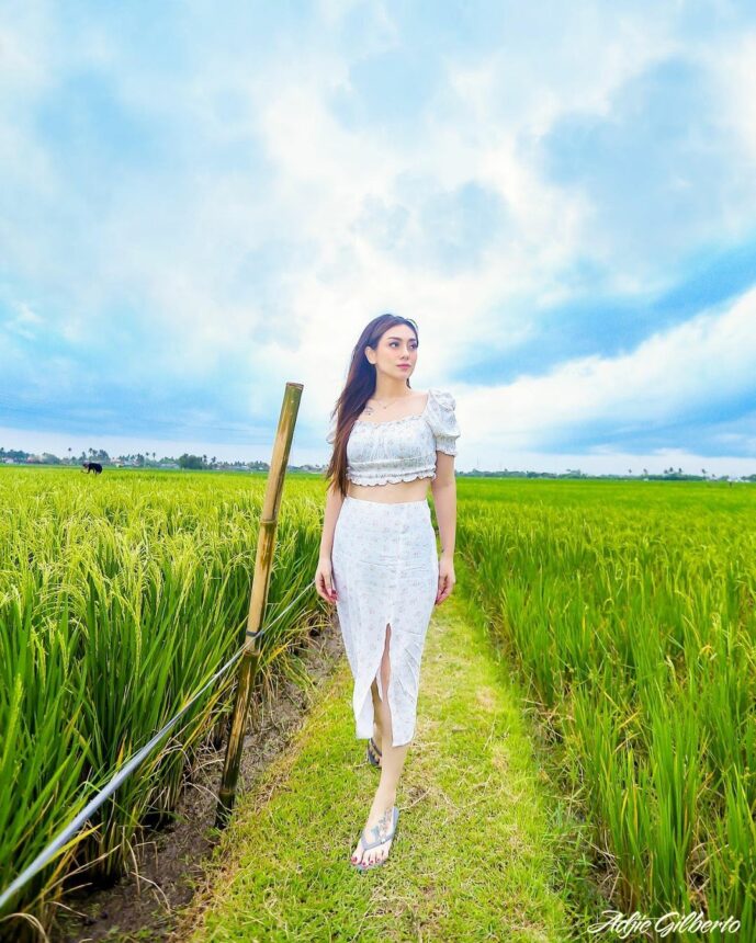 Intip Potret Celine Evangelista Pakai Crop Top di Pematang Sawah, Cantiknya Bak Kembang Desa