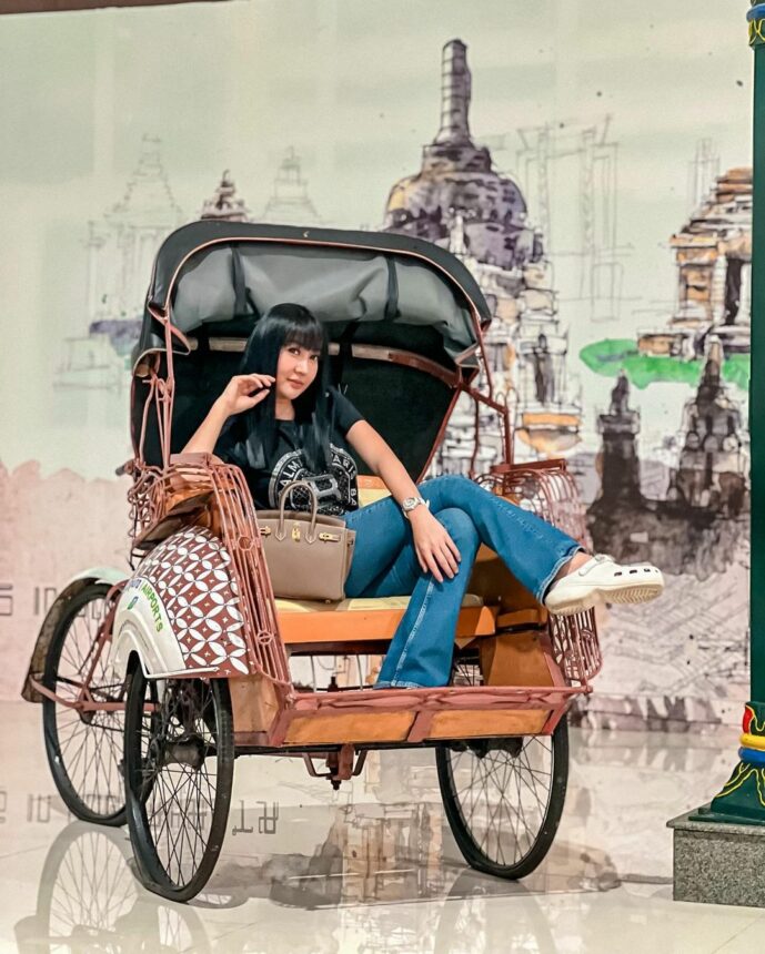 Intip Potret Lucinta Luna Tebar Pesona Sambil Naik Becak