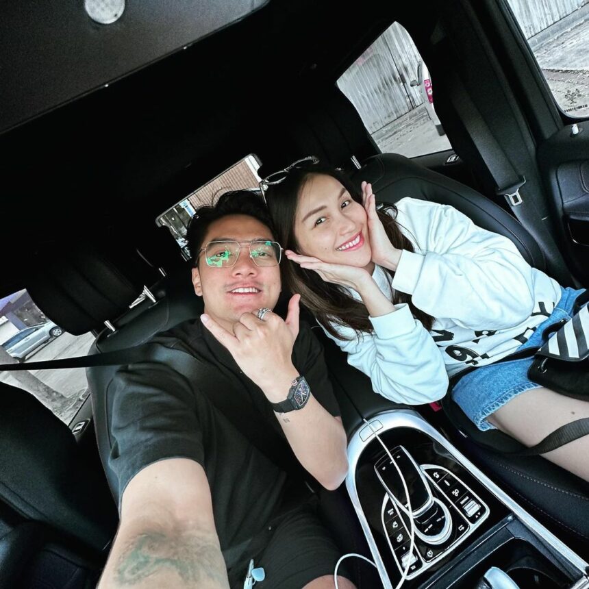 Momen Manis Ayu Ting Ting dan Boy William Selfie di Mobil Perbesar Harapan Netizen: Candu Banget Liatnya 2 Lampiran Gambar
