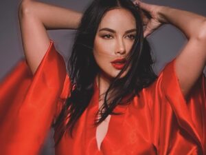 Sophia Latjuba belum lama ini mencuri perhatian publik dengan unggahan fotonya yang mengenakan dress serba merah yang terlihat mempesona.