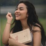 Cekricek.id – Ariel Tatum tuai banyak komentar dalam salah satu unggahan terbarunya saat merayakan tahun baru. Dia membagikan sejumlah foto, namun yang paling banyak disorot adalah potret dirinya yang bersantai ria sambil memegang sepuntung rokok di sala satu tangannya.