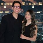 Cekricek.id – Brisia Jodie akhirnya terang-terangan memamerkan sosok pria yang berstatus sebagai kekasihnya saat ini. Dalam unggahan terbaru di laman media sosialnya, penyanyi bertubuh mungil itu terlihat mesra menggandeng lengan sang pacar yang dipuji karena memiliki paras tampan dan bertubuh tinggi.