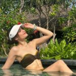 Cekricek.id – Cinta Laura begitu menikmati waktu liburan singkatnya setelah menjalani aktivitas yang padat selama tahun 2022 lalu. Dia memanjakan dirinya dengan berlibur ke pulau dewata dengan menginap di hotel dan menikmati kolam renang luar ruangan yang menampilkan pemandangan lautan luas di sekitarnya.
