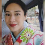 Cekricek.id – Dian Sastro baru-baru ini memamerkan penampilannya dengan setelan kimono, baju tradisional khas negara Jepang. Dia menuai banyak pujian bernada positif yang menyebutnya memiliki kecantikan yang sangat alami meski tampil dengan dandanan yang sederhana sekalipun.