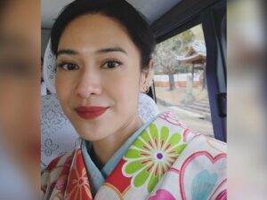 Cekricek.id – Dian Sastro baru-baru ini memamerkan penampilannya dengan setelan kimono, baju tradisional khas negara Jepang. Dia menuai banyak pujian bernada positif yang menyebutnya memiliki kecantikan yang sangat alami meski tampil dengan dandanan yang sederhana sekalipun.