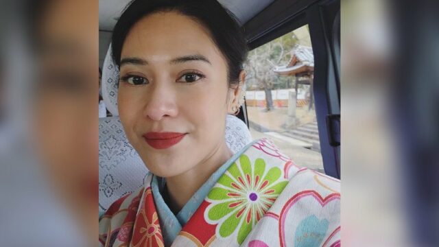 Cekricek.id – Dian Sastro baru-baru ini memamerkan penampilannya dengan setelan kimono, baju tradisional khas negara Jepang. Dia menuai banyak pujian bernada positif yang menyebutnya memiliki kecantikan yang sangat alami meski tampil dengan dandanan yang sederhana sekalipun.