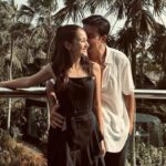 Cekricek.id – Junior Roberts dan Sandrinna Michelle akhirnya terang-terangan mengumbar hubungan mereka ke publik dengan membagikan potret kebersamaan di media sosial. Keduanya tampak begitu mesra berpose berdua selayaknya sepasang kekasih baru yang tengah kasmaran.