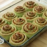 Cekricek.id - Resep roti klepon cinnamon roll bisa dicoba ibu-ibu di rumah dalam menyajikan cemilan sederhana yang bercita rasa manis dan tentunya disukai oleh anak-anak. Meski cara membuatnya tidak begitu sederhana namun hasil yang akan didapatkan sebanding dengan selera keluarga di rumah.