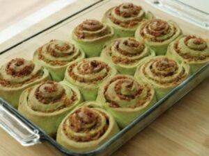 Cekricek.id - Resep roti klepon cinnamon roll bisa dicoba ibu-ibu di rumah dalam menyajikan cemilan sederhana yang bercita rasa manis dan tentunya disukai oleh anak-anak. Meski cara membuatnya tidak begitu sederhana namun hasil yang akan didapatkan sebanding dengan selera keluarga di rumah.