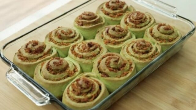 Cekricek.id - Resep roti klepon cinnamon roll bisa dicoba ibu-ibu di rumah dalam menyajikan cemilan sederhana yang bercita rasa manis dan tentunya disukai oleh anak-anak. Meski cara membuatnya tidak begitu sederhana namun hasil yang akan didapatkan sebanding dengan selera keluarga di rumah.