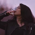 Cekricek.id – Merokok sering dikaitkan pada gangguan jantung, stroke, sejumlah penyakit kanker hingga penyakit paru-paru yang mematikan. Namun, selain itu semua ada fakta lain yang harus diketahui perempuan yang suka merokok. Bahwa kebiasaan tersebut bisa menyebabkan kondisi payudara kendur.