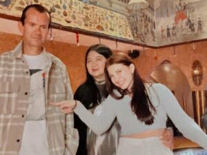 Cekricek.id – Cassandra Lee menghabiskan liburan natal dan tahun barunya bersama dengan keluarga tercinta yaitu ayah dan ibu. Terlihat dari unggahan terbaru yang dibagikan, begitu banyak momen kebersamaan mereka yang tertangkap kamera. Bahkan satu fakta yang baru diketahui adalah hubungan dengan orang tuanya yang begitu manja dan lengket.