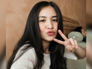 Cekricek.id – Putri Titian merupakan salah satu aktris cantik yang namanya sudah bersinar sejak usia muda. Dia sudah terjun di dunia hiburan pada tahun 2007 silam saat usianya baru 16 tahun. Meski sudah vakum sebagai aktris sejak tahun 2018 lalu dan tak pernah muncul lagi di layar kaca, namun kecantikan yang dia miliki seakan tak pernah pudar.