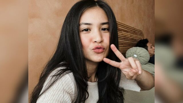 Cekricek.id – Putri Titian merupakan salah satu aktris cantik yang namanya sudah bersinar sejak usia muda. Dia sudah terjun di dunia hiburan pada tahun 2007 silam saat usianya baru 16 tahun. Meski sudah vakum sebagai aktris sejak tahun 2018 lalu dan tak pernah muncul lagi di layar kaca, namun kecantikan yang dia miliki seakan tak pernah pudar.