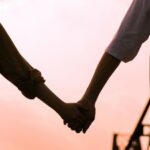 Cekricek.id - Jatuh cinta adalah perasaan yang luar biasa yang bisa dirasakan oleh seseorang baik perempuan maupun laki-laki. Namun, mereka harus berhati-hati dengan perasaan tersebut. Terkadang orang yang menyangku suka malah mempermainkan orang yang disukainya . Terutama ketika pasangan tersebut mudah terbawa suasana hingga melakukan hal yang lebih intim.