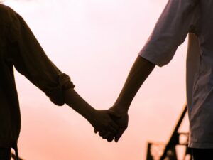 Cekricek.id - Jatuh cinta adalah perasaan yang luar biasa yang bisa dirasakan oleh seseorang baik perempuan maupun laki-laki. Namun, mereka harus berhati-hati dengan perasaan tersebut. Terkadang orang yang menyangku suka malah mempermainkan orang yang disukainya . Terutama ketika pasangan tersebut mudah terbawa suasana hingga melakukan hal yang lebih intim.