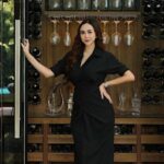 Cekricek.id – Aura Kasih memang tidak pernah gagal membuat orang-orang jatuh pada penampilannya. Sebagai aktris cantik yang dikenal memiliki tubuh langsing ideal bak gitar spanyol, dia memang tak pernah salah dalam hal berpenampilan. Apapun pakaian yang dikenakan selalu menuai banyak pujian dari warganet.