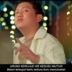 Cekricek.id – Penyanyi Denny Caknan belum lama ini resmi merilis album terbarunya yang bertajuk “Kalih Welasku”. Dalam enam hari penayangannya, lagu berjudul sama dari album tersebut berhasil menempati posisi pertama trending di YouTube dalam kategori musik. Tentu saja, hal itu adalah pencapaian luar biasa baginya yang sebelumnya juga memiliki lagu viral “Ojo di Bandingke” itu.