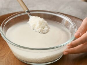Cekricek.id – Air beras ternyata memiliki banyak manfaat yang baik untuk kecantikan dan kesehatan kulit wajah. Bahkan bagi yang mengalami sejumlah masalah kulit seperti jerawat hingga flek hitam juga bisa diatasi oleh air bekas rendaman dan cucian beras tersebut.