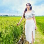 Cekricek.id – Celine Evangelista tampil cantik saat berpose di pematang hamparan sawah dalam unggahan terbaru di media sosialnya. Terlebih, dia mengenakan pakaian serba putih yang membuat dirinya semakin bersinar di antara hamparan pemandangan hijau dan cerahnya langit biru.
