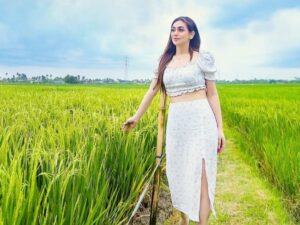 Cekricek.id – Celine Evangelista tampil cantik saat berpose di pematang hamparan sawah dalam unggahan terbaru di media sosialnya. Terlebih, dia mengenakan pakaian serba putih yang membuat dirinya semakin bersinar di antara hamparan pemandangan hijau dan cerahnya langit biru.