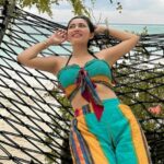 Cekricek.id – Rachel Vennya menuai banyak pujian karena kulit ketiaknya yang putih mulus dalam foto yang dibagikan di salah satu akun media sosialnya. Mengenakan setelan baju pantai berupa crop top bahu tali dan celana panjang yang longgar. Dia bahkan memamerkan pose dengan mengangkan lengan hingga bagian ketiaknya terekspos jelas dari foto tersebut.